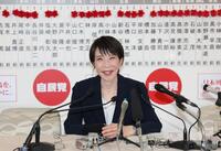 取材に応じる自民党総裁の高市早苗首相＝８日午後１０時１３分、自民党本部（撮影・石井剣太郎）