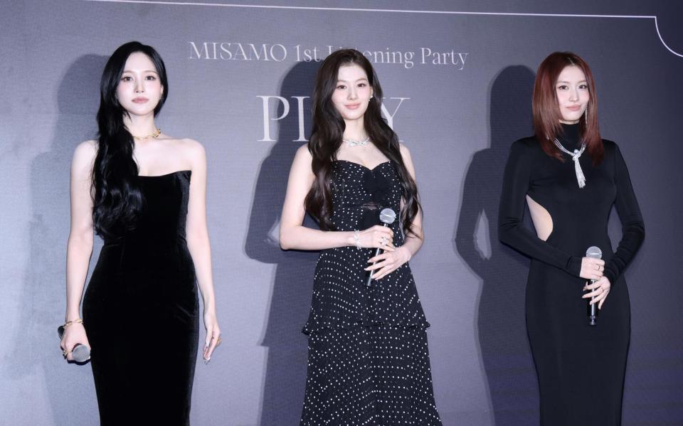 １ｓｔアルバム『ＰＬＡＹ』ポップアップイベントに登場したＭＩＳＡＭＯ（左から）ＭＩＮＡ、ＳＡＮＡ、ＭＯＭＯ（撮影・伊藤笙子）