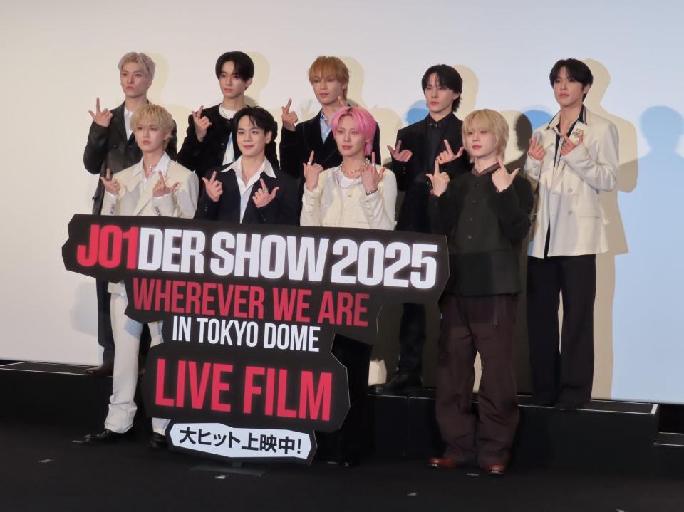 　ライブフィルムの公開舞台あいさつに立ったＪＯ１の（後列左から）金城碧海、佐藤景瑚、與那城奨、川西拓実、河野純喜（前列左から）白岩瑠姫、豆原一成、川尻蓮、木全翔也