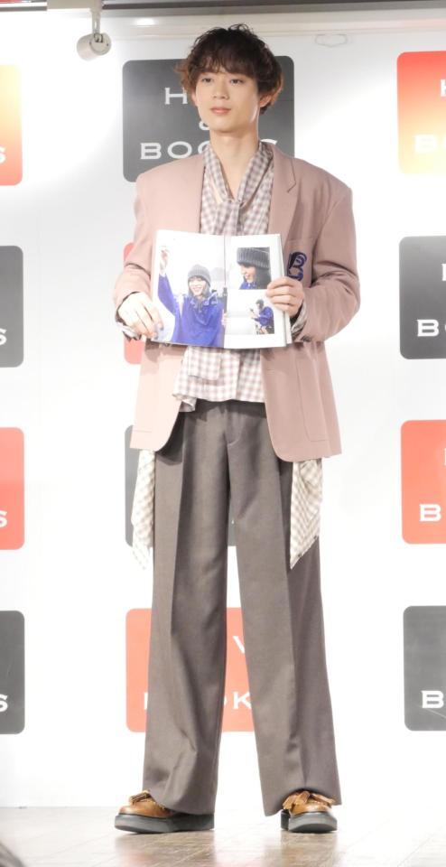 お気に入りカットをアピールする水沢林太郎