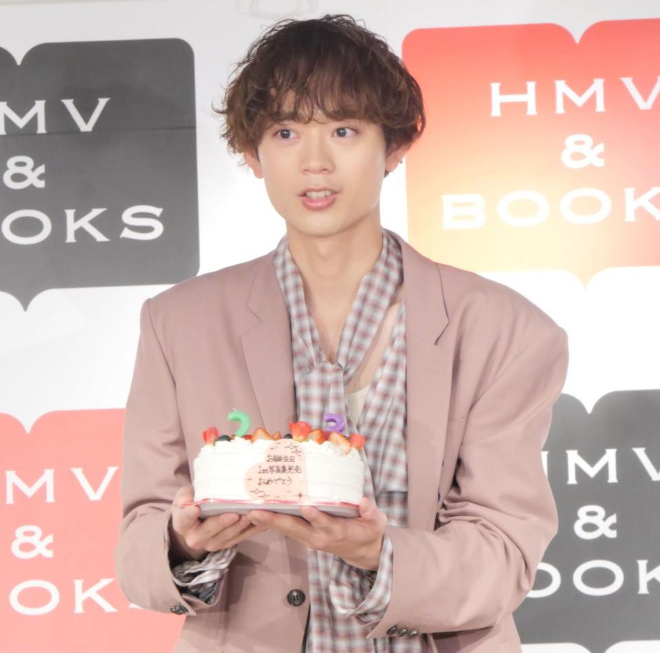 サプライズでケーキをプレゼントされ思わず目を丸くする水沢林太郎