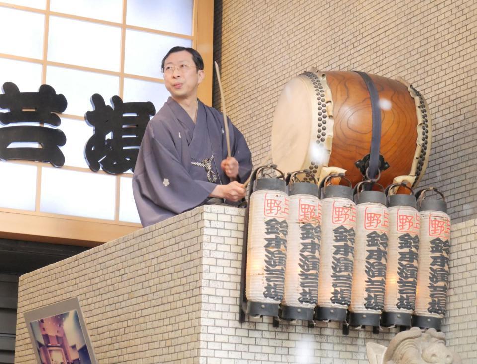 打ち出しを行う古今亭菊之丞