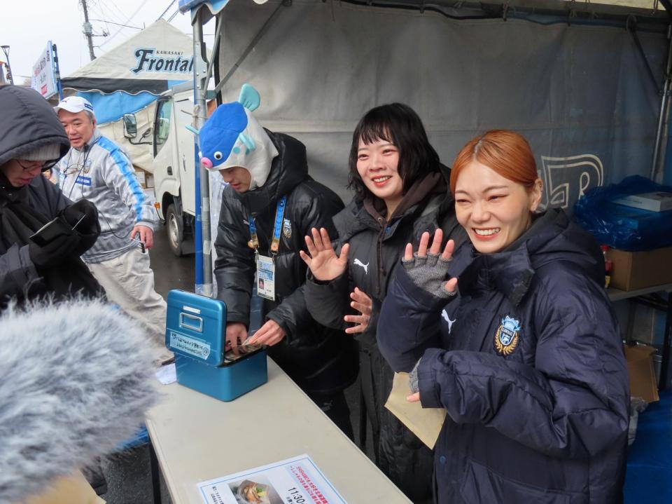 イベントに出席した宮崎朝子（左）と松岡彩