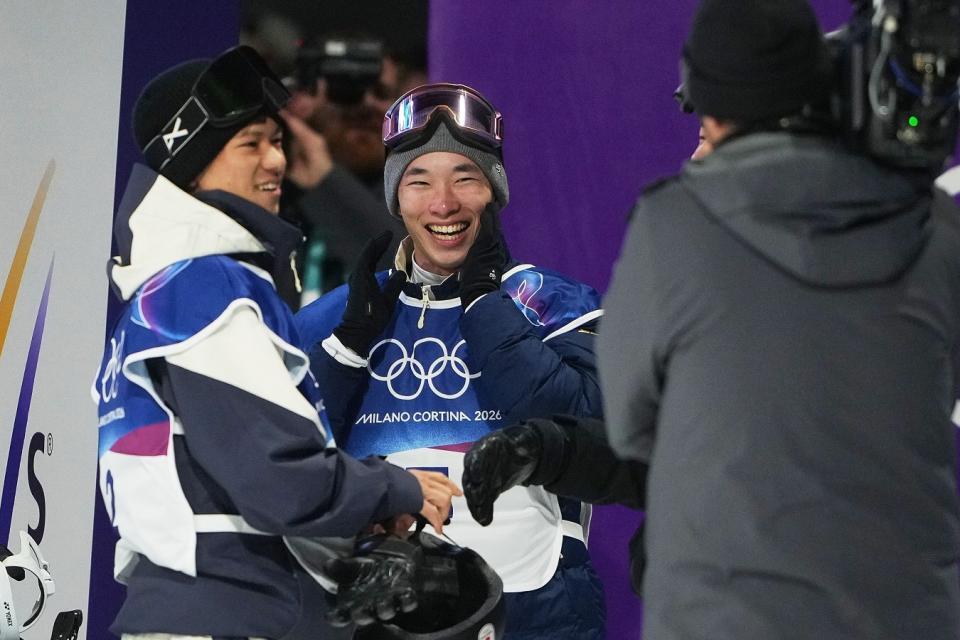 スノーボード男子ビッグエア、木村葵来（右）と銀メダルの木俣椋真（写真提供・ＡＰ／アフロ）