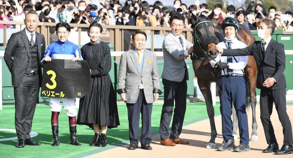 ２０２３年２月。（左から）市川團十郎、福永祐一騎手、松尾翠夫人ら