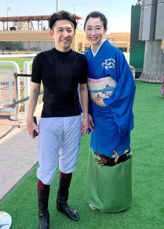 ２０２３年２月、サウジアラビアで。福永祐一は最後の騎乗を前に翠夫人（右）と