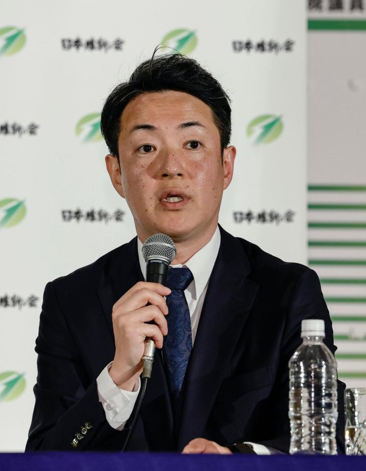 大阪市長選で再選を決め、記者会見する横山英幸氏＝８日夜、大阪市内のホテル