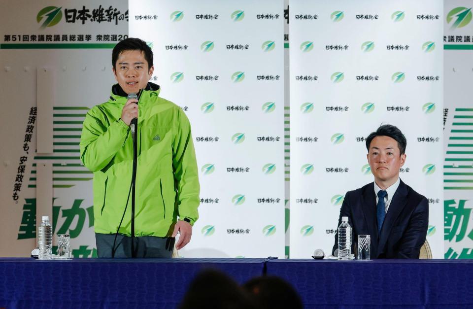 大阪府知事選で３回目の当選を決め、記者会見する吉村洋文氏。右は大阪市長選で再選を決めた横山英幸氏＝８日夜、大阪市内のホテル