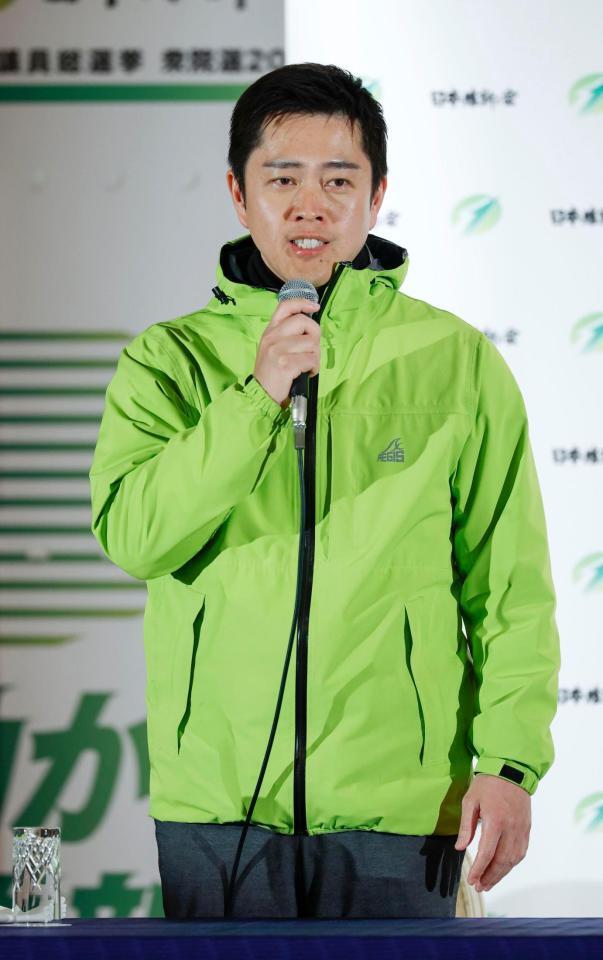 大阪府知事選で３回目の当選を決め、記者会見する吉村洋文氏＝８日夜、大阪市内のホテル
