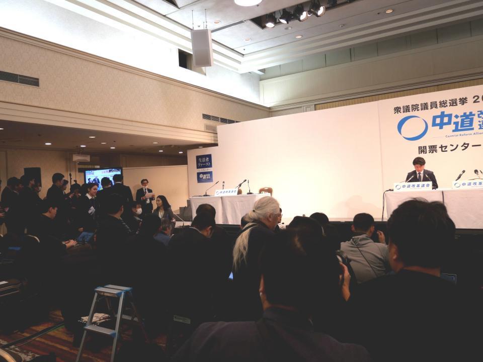 中野洋昌共同幹事長が各局に出演する中で報道陣はテレビに釘付け