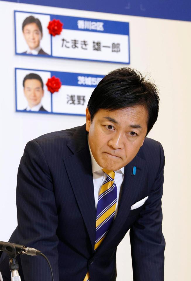 テレビの中継を見る国民民主党の玉木代表＝８日午後８時34分、東京都新宿区