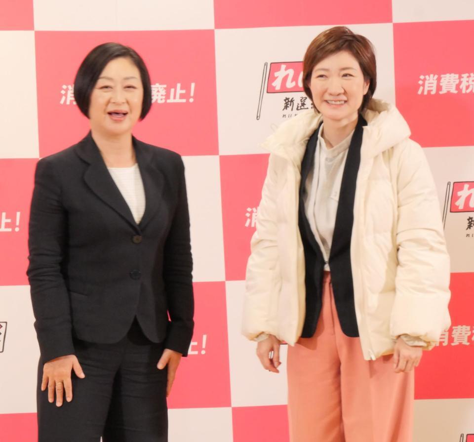 話題のダウン姿でサービス精神旺盛に撮影に応じた大石あきこ氏（右）と櫛渕万里氏