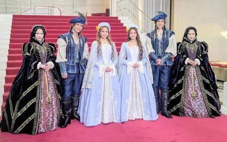 取材会に出席した（左から）有沙瞳、手島章人、小南満佑子、乃木坂４６・奥田いろは、有澤樟太郎、丸山礼