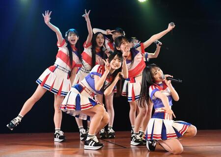 ２１期研究生５人がデビュー公演で熱いパフォーマンスを見せる（撮影・園田高夫）