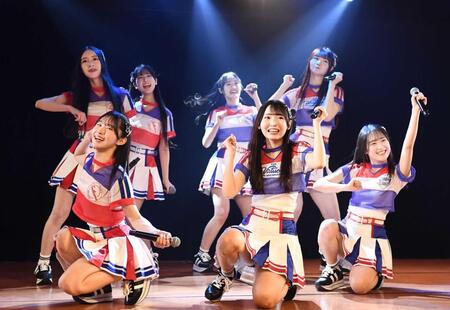 ２１期研究生５人がデビュー公演で熱いパフォーマンスを見せる（撮影・園田高夫）