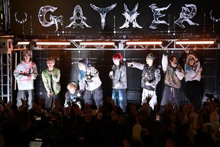 ファンにバレンタインチョコをプレゼントするＯＮＥ　ＯＲ　ＥＩＧＨＴ（撮影・持木克友）