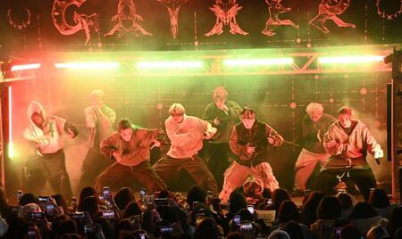 切れのいいダンスを見せるＯＮＥ　ＯＲ　ＥＩＧＨＴ（撮影・持木克友）