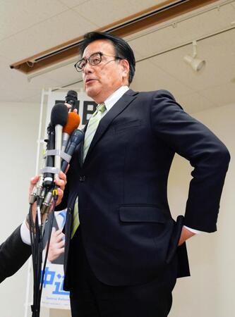 三重３区で落選が決まり、敗戦の弁を述べる中道改革連合の岡田克也元外相