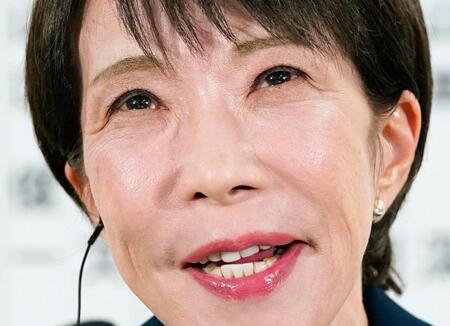 メディアのインタビューに笑顔で答える自民党総裁の高市首相＝８日