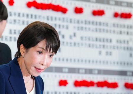 メディアのインタビューに答えるため、席に着く自民党総裁の高市首相＝８日