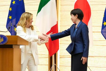 共同記者発表を終え、握手する高市首相（右）とイタリアのメローニ首相＝１月１６日