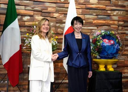 会談前にイタリアのメローニ首相（左）と握手する高市首相＝１月１６日