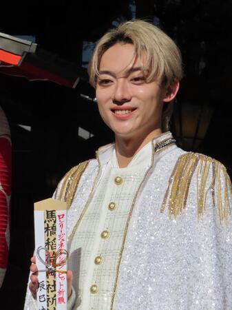 新曲ヒット祈願を行った辰巳ゆうと