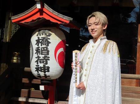 新曲ヒット祈願を行った辰巳ゆうと