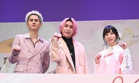 蛇ポーズをする（左から）武内駿輔、佐久間大介、佐倉綾音（撮影・園田高夫）