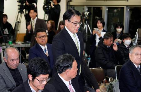 三重３区で落選が決まり、硬い表情であいさつに向かう中道改革連合の岡田克也元外相＝８日