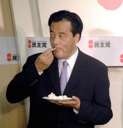 ２００４年７月、小泉さん、たっぷり年金問題の説明してね－。１４日の誕生日を前にケーキでお祝いする民主党・岡田克也代表
