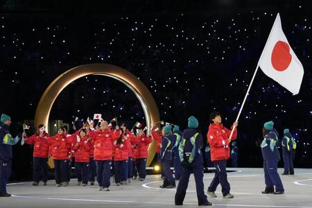 ６日、開会式で旗手の森重航を先頭に入場行進する日本選手団（代表撮影）
