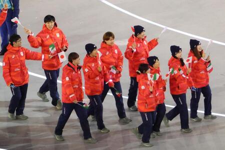 笑顔で入場する新濱立也（左上）らＴＥＡＭ　ＪＡＰＡＮ（６日）