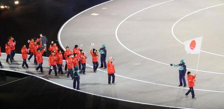 開会式で入場する旗手の森重航（右）らＴＥＡＭ　ＪＡＰＡＮ（撮影・吉澤敬太）