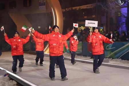 ミラノ・コルティナ冬季五輪の開会式で行進する日本の選手団（代表撮影）