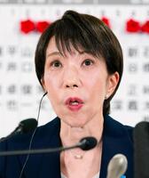メディアのインタビューに答える自民党総裁の高市首相＝８日午後10時14分、東京・永田町の党本部