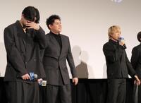 ＳＯＴＡ（右）からの思わぬ暴露に顔を隠すＲＹＵＨＥＩ（左）とにやけるＬＥＯ