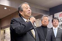 比例代表で当選を決めた自民党の村上誠一郎氏（左）