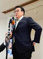 三重３区で落選が決まり、敗戦の弁を述べる中道改革連合の岡田克也元外相