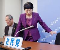 記者会見を終え席を立つ社民党の福島党首