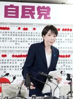 ８日夜、衆院選の開票が進む中で、メディアのインタビューに臨む自民党総裁の高市首相