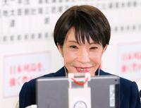 メディアのインタビューに笑顔で答える自民党総裁の高市首相＝８日