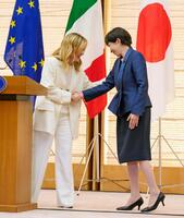 共同記者発表を終え、握手を交わす高市首相（右）とイタリアのメローニ首相＝１月１６日
