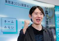 取材対応を終え、笑顔でポーズをとるチームみらいの安野党首