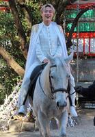 王子様衣装で白馬にまたがる辰巳ゆうと