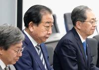 中道改革連合の執行役員会に臨む野田共同代表。右は斉藤共同代表、左は安住共同幹事長＝９日