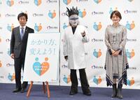 ２０年１１月、イベントに登場した（左から）田村憲久厚生労働大臣、デーモン閣下、赤江珠緒