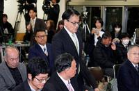 三重３区で落選が決まり、硬い表情であいさつに向かう中道改革連合の岡田克也元外相＝８日