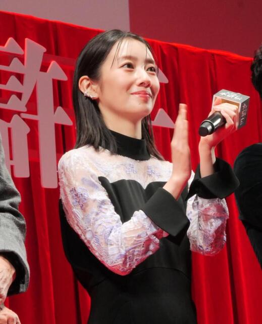 波瑠 結婚後初の公の場 孤児引き取る母役「自分の大切なものを守って