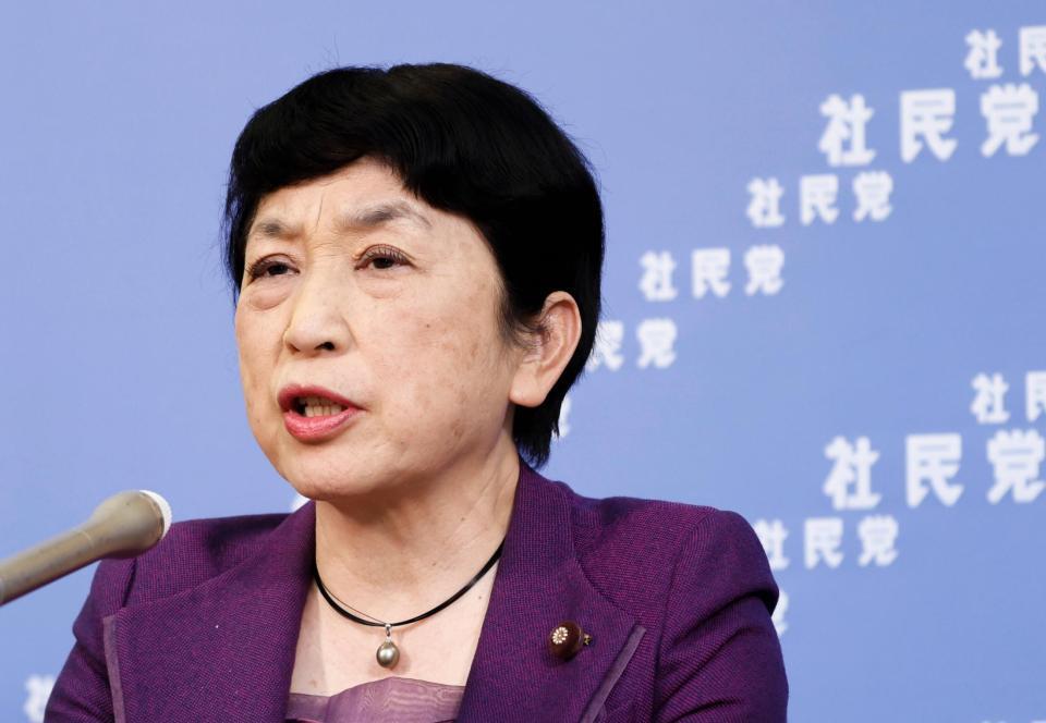 記者会見する社民党の福島党首